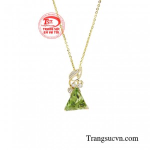 Không chỉ có vẻ đẹp lý tưởng, bộ dây chuyền peridot kiêu sa còn là món quà mang lại may mắn và hạnh phúc cho người đeo