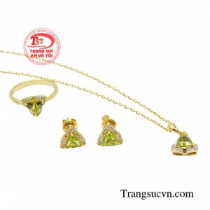 Bộ dây chuyền peridot tinh tế ẩn chứa nhiều điều bí ẩn về phong thủy cùng vẻ đẹp sang trọng, giá trị vật chất cao.