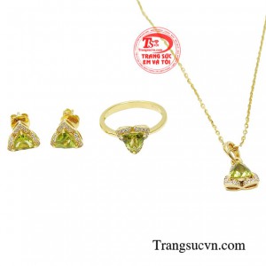 Peridot có màu xanh phớt vàng mang đến vẻ đẹp tinh khiết, dễ chịu và cảm giác bình yên.