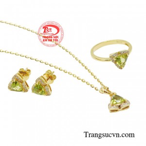 Trong cung mệnh ngũ hành, màu của Peridot rất hợp với mệnh Mộc và mệnh Hỏa.