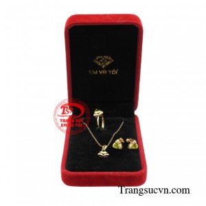 Vậy nên bộ trang sức sử dụng đá peridot thiên nhiên không chỉ tôn vinh vẻ đẹp mà còn tạo được sức hút trước chốn đông người. Từ đó, quý cô sẽ cảm thấy tự tin hơn để thể hiện khí chất.