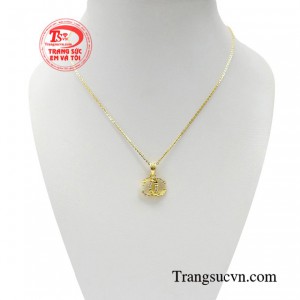 Bộ dây chuyền quý cô sang trọng tôn vinh người phụ nữ bản lĩnh và tràn đầy yêu thương. 