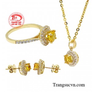 Sapphire lộng lẫy luôn chiếm trọn trái tim những người yêu đá quý vì sự sang trọng, quyền quý và nét đẹp lung linh thuần khiết.