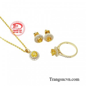 Từng hoa văn, họa tiết của bộ trang sức dù là nhỏ nhất cũng đều được làm tỉ mỉ, tinh xảo tạo nên vẻ đẹp sống động đầy cuốn hút.