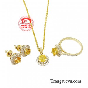 Bộ trang sức saphir cao cấp chính là bí quyết để phái đẹp nâng cao vị thế, khẳng định mình trong xã hội.