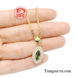 Sắc xanh lôi cuốn nổi bật trên chất liệu vàng thời thượng giúp phái đẹp luôn rạng ngời và tỏa sáng.