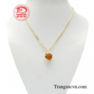 Bộ dây chuyền thạch anh phú quý thể hiện một câu chuyện riêng về vẻ đẹp, tinh thần và phong cách sống của phụ nữ hiện đại.