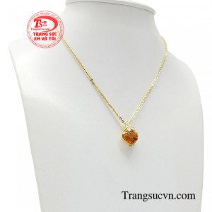 Lấy cảm hứng từ chính những điều ý nghĩa đó, các nhà chế tác trang sức đã cho ra bộ dây chuyền cánh bướm đính đá thạch anh lấp lánh. 