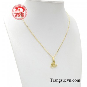 Dây chuyền thiên nga dễ dàng kết hợp với nhiều loại trang phục, từ đi làm, dạo phố hay đi tiệc, mang đến cho quý cô một diện mạo ngọt ngào, quyến rũ.