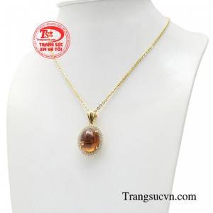 Sản phẩm mang đường nét tạo dáng gợi cảm, cùng thiết kế hiện đại bay bổng làm nổi bật vẻ đẹp mê hoặc của đá quý tourmaline.