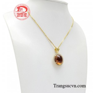 Với món trang này mọi cô gái dễ dàng trở thành nữ hoàng của những buổi dạ tiệc, hiện thân cho vẻ đẹp thanh nhã mà rạng rỡ.