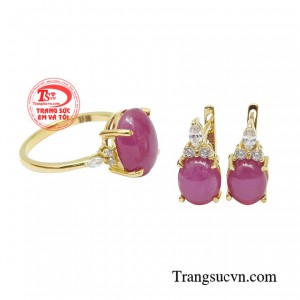 Bộ nữ trang ruby quý phái là biểu tượng của vẻ đẹp mạnh mẽ và thời thượng.