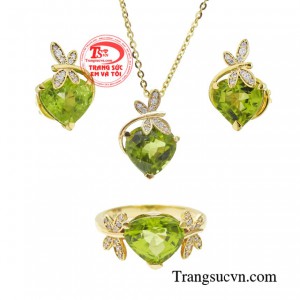 Bộ trang sức peridot ấn tượng mang sắc xanh nguyên thuỷ chưa bao giờ ngừng gây thương nhớ, một màu xanh hoà trộn tuyệt vời giữa xanh lá trẻ trung với vàng hoàng kim sang trọng.