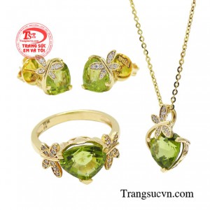 Nhờ đó, Peridot được coi là biểu tượng của sự phồn vinh, thịnh vượng và là viên đá của tháng 8, người mang mệnh Mộc, Hỏa.