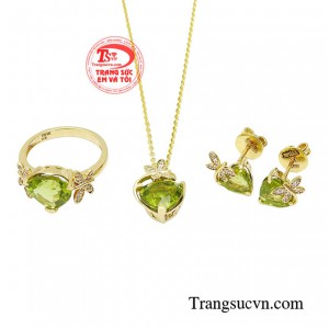 Nói tới trang sức Peridot là nói tới sự huyền bí, ẩn sau vẻ hài hòa là sức sống mãnh liệt và niềm hi vọng.