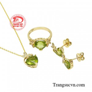 Bộ trang sức đá Peridot sẽ mang lại thành công, hòa bình cũng như sự may mắn cho người đeo.