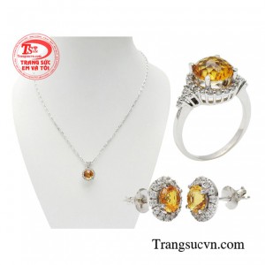 Bộ trang sức thạch anh kiêu sa là chi tiết đắt giá làm điểm nhấn hoàn hảo cho phong cách của bạn. 