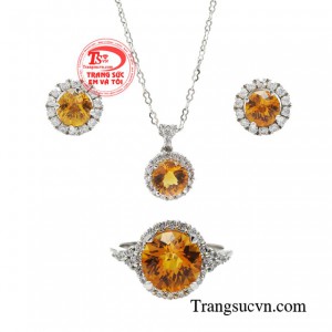 Bộ trang sức đính đá thạch anh được chế tác tinh xảo, sở hữu quyền năng quyến rũ tôn vinh nhan sắc của phái đẹp.