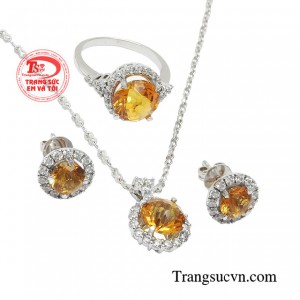 Việc đeo trên mình bộ trang sức này còn giúp thể hiện vị thế và làm nổi bật cốt cách, đẳng cấp của người đeo chúng.