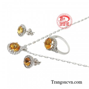 Hơn thế nữa, bộ nữ trang thạch anh còn toát lên được sự uy nghi, tinh tế, mang lại vẻ đẹp vô cùng sang trọng, lộng lẫy.