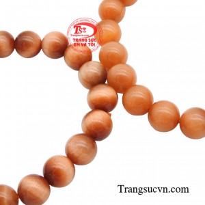 Đá mắt hổ khi bắt gặp ánh sáng tự nhiên bề mặt đá có hiệu ứng ánh lụa vô cùng hút mắt như mắt con hổ thực thụ.