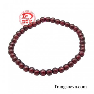 Chuỗi tay garnet tài lộc có khả năng khơi dậy niềm đam mê và làm phấn trấn tâm hồn.