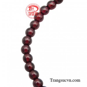 Sở hữu nhiều tác dụng tích cực về sức khỏe và phong thủy cho người đeo, chuỗi vòng đá Garnet được lựa chọn làm phụ kiện bên mình để thêm phần rạng rỡ, cá tính và thể hiện được phong cách của riêng mình.
