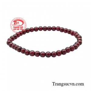 Người đeo đá Garnet dễ dàng thu hút được ánh nhìn của mọi người xung quanh, giúp hỗ trợ cho bạn trong lĩnh vực kinh doanh.