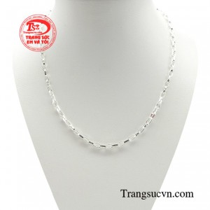 Dây chuyền bạc can đảm cho bé là một cách thú vị để con bạn tự khám phá phong cách và sở thích của mình. 