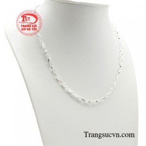 Đeo dây chuyền bạc có thể khiến bé cảm thấy mình lớn hơn, có trách nhiệm và tinh tế hơn.