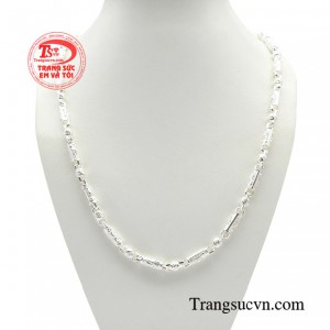 Dây chuyền bạc lịch lãm cuốn hút dày dặn đang trở thành xu thế tô điểm cho trang phục và tôn lên phong cách, gu thẩm mỹ của đấng mày râu. 