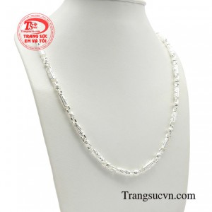 Dây chuyền bạc nam là phụ kiện giúp cho phái mạnh thêm phần ấn tượng và dễ ghi điểm hơn trong mắt người đối diện. 