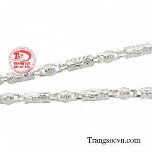Vì vậy, muốn trở thành quý ông hoàn hảo, hãy tăng sức hút từ phụ kiện trang sức dây chuyền bạc dành cho nam giới nhé.