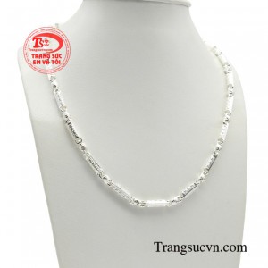 Vì vậy, chiếc dây chuyền bạc sẽ là món đồ trang sức làm nhiệm vụ cân bằng tổng thể trang phục một cách hoàn hảo và thể hiện đẳng cấp của phái mạnh. 