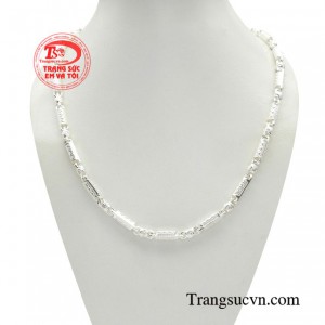 Dây chuyền bạc lịch lãm phóng khoáng tạo dựng phong cách giúp hình ảnh của phái mạnh tăng thêm phong độ, sức hấp dẫn trong mắt người đối diện.
