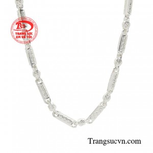 Chúng tô điểm cho mọi set đồ của quý ông, khi bụi phủi xuống phố, lúc lại thanh lịch, sang trọng trong những bộ đồ công sở. 