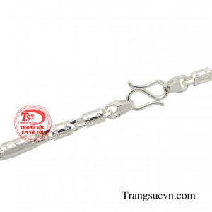 Vậy nên chiếc dây chuyền bạc chính là món phụ kiện đắc lực giúp bạn tạo nên hình ảnh người đàn ông lịch lãm đầy quyến rũ.