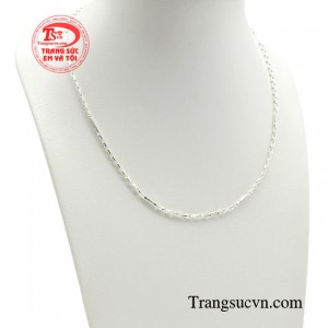 Chiếc dây chuyền bạc trẻ em mang đến sự an toàn tuyệt đối cho bé