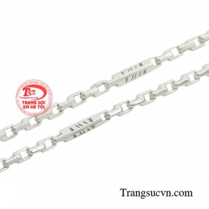 Sự kiện quan trọng đầu tiên trong cuộc đời bé là lúc thích hợp để tặng trang sức bạc làm quà.