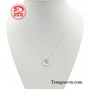 Dây chuyền bạc thanh tú đường nét bay bổng trong kiểu dáng