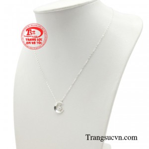 Thêm vào đó sản phẩm sử dụng chất liệu bạc 925 sáng đẹp tạo nên thiết kế hoàn hảo & tinh tế nhất.