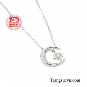 Kết cấu dây chuyền được thiết kế bo nhẹ để mang đến cảm giác thoải mái nhất cho người đeo.