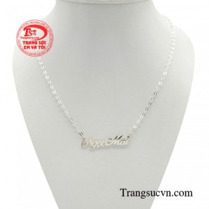 Dây chuyền bạc thiết kế được khắc tên ý nghĩa, cùng người thân trao yêu thương và cầu chúc bình an tới người nhận.
