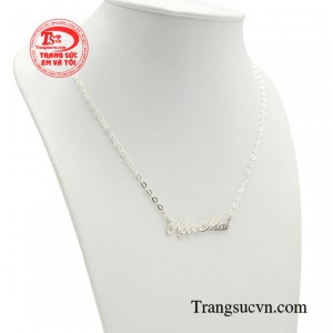 Với mẫu dây chuyền bạc thiết kế đảm bảo các tiêu chí về thẩm mỹ, độ an toàn và giá trị tinh thần cho người sở hữu.