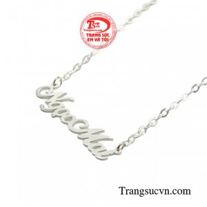 Hơn thế nữa, sợi dây chuyền mang theo ước nguyện của người tặng, chắc chắn người nhận món quà này sẽ luôn tràn đầy niềm vui hạnh phúc.