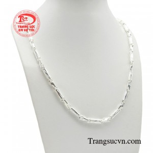 Nếu bạn là một tín đồ của trang sức bạc thì không thể bỏ qua mẫu sản phẩm có thiết kế độc đáo này. 