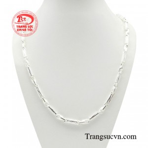 Dây chuyền bạc thời thượng phong cách là phụ kiện không thể thiếu trong việc xây dựng hình ảnh cùng diện mạo cá nhân. 