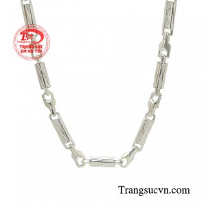 Với phái mạnh, đeo dây chuyền bạc không chỉ để làm đẹp mà còn để khẳng định cá tính cũng như đẳng cấp và địa vị chính mình.