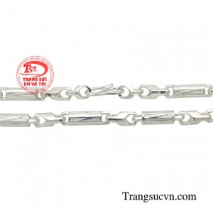 Bởi vậy, việc chọn cho mình một chiếc dây chuyền bạc phù hợp sẽ giúp bạn thay đổi diện mạo, mang một màu sắc cá tính riêng không hòa lẫn vào đám đông