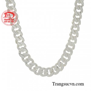 Mang phong cách khỏe khoắn bụi bặm để tạo sự liên kết cũng như hài hòa về cả tổng thể của bộ trang phục.